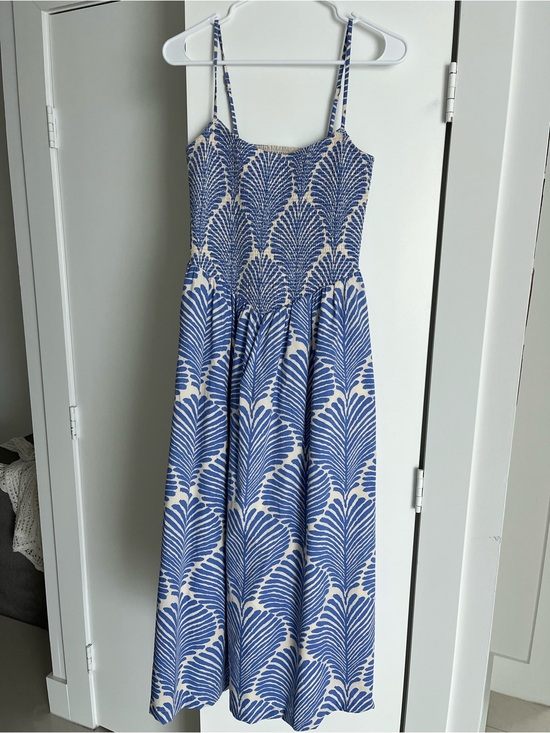 Abercrombie & Fitch Dresses & Skirts - Abercrombie Dipped Waist Midi in Blue Print | size medium | like new